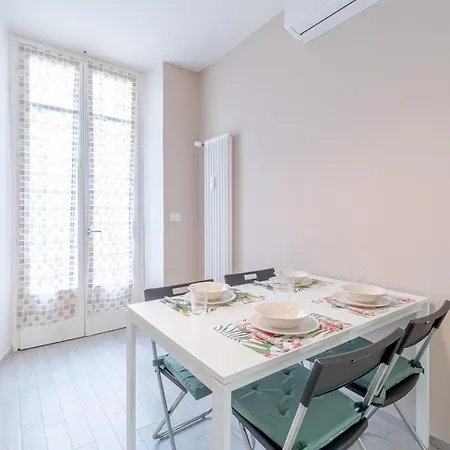 Guesthost - Crocetta District! Bright & Roomy דירה *