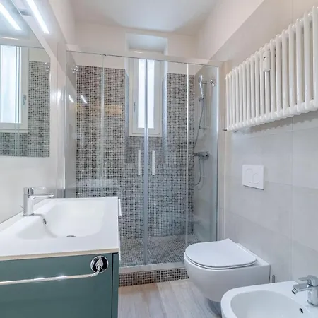Guesthost - Crocetta District! Bright & Roomy דירה *