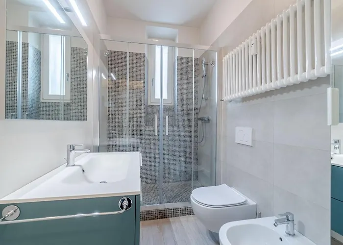 Guesthost - Crocetta District! Bright & Roomy شقة *